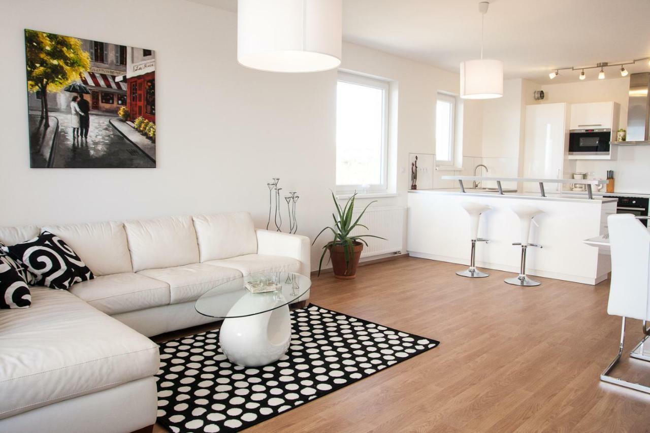 Prostorny 3 Pokojovy Apartman S Dvema Terasami プラハ エクステリア 写真