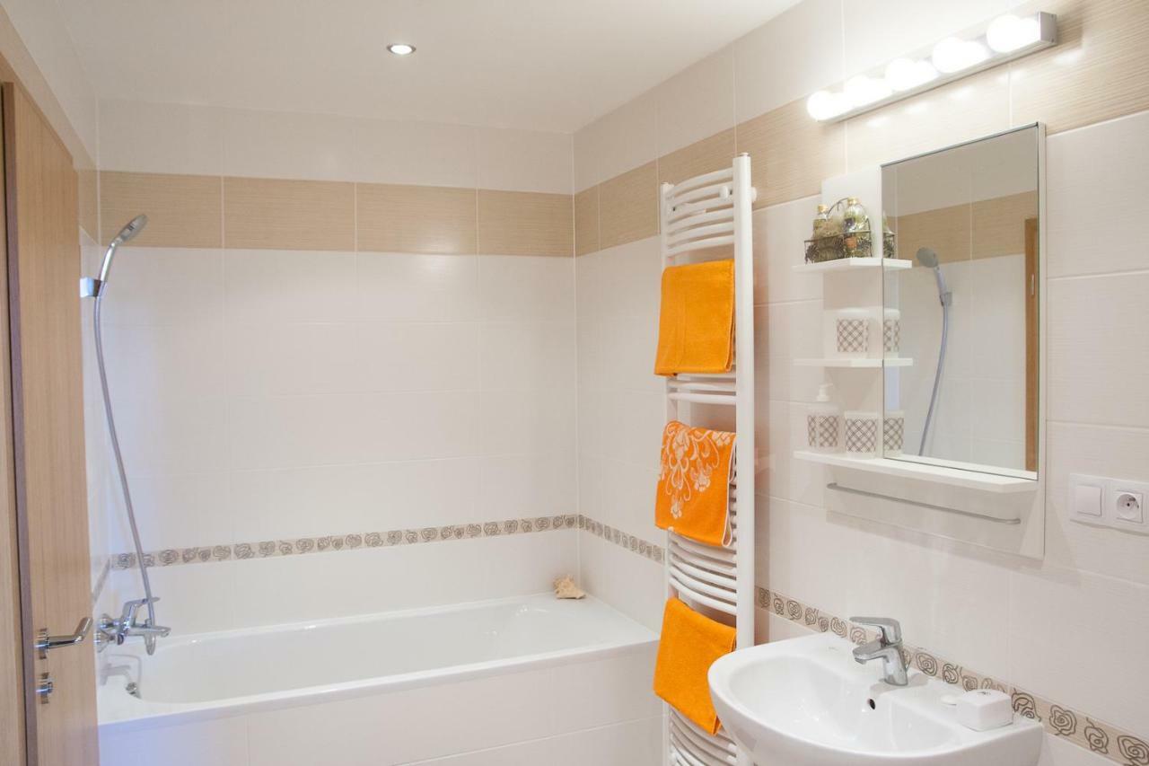 Prostorny 3 Pokojovy Apartman S Dvema Terasami プラハ エクステリア 写真